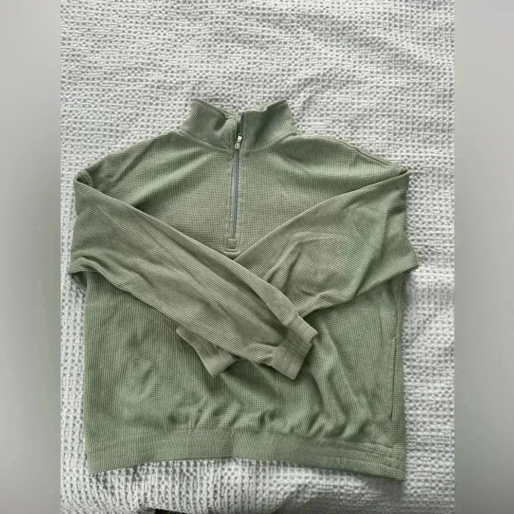 sage green 1/4 zip with side pockets size medium - new condition